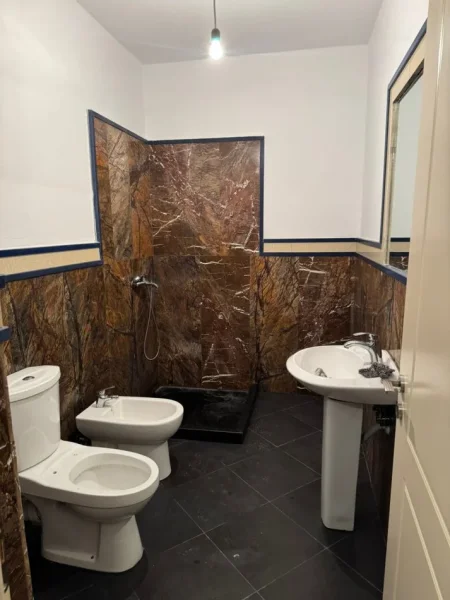 Tirane, jepet me qera apartament 2+1+Ballkon Kati 6, 128 m² 430 € (Casa Italia)