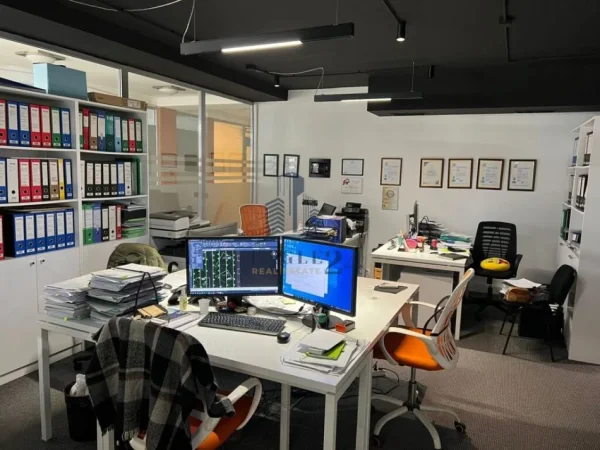 Tirane, jepet me qera zyre , 72 m² 1.100 € (Pazari Ri)