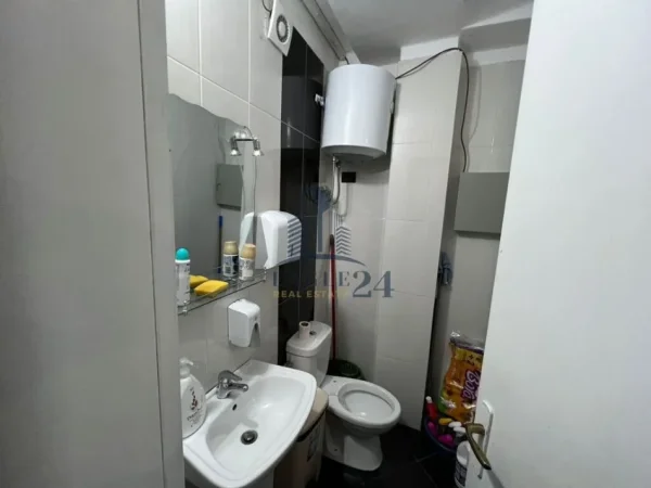 Tirane, jepet me qera zyre , 72 m² 1.100 € (Pazari Ri)