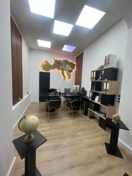 Tirane, jepet me qera dyqan Kati 0, 20 m² 1.000 € (myslym shyri)