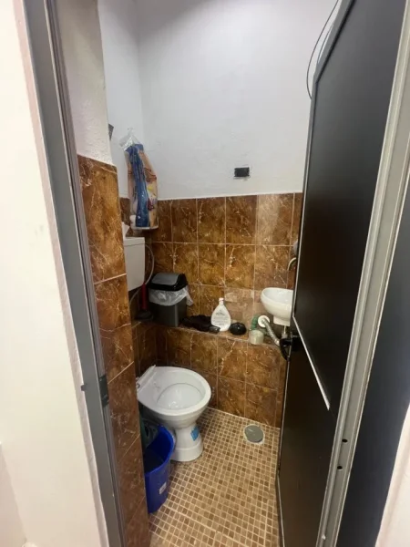 Tirane, jepet me qera dyqan Kati 0, 20 m² 1.000 € (myslym shyri)