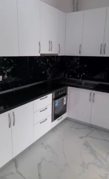 Tirane, jepet me qera apartament 1+1+Ballkon Kati 2, 60 m² 400 € (rruga Xhanfize keko)