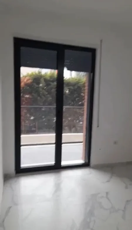 Tirane, jepet me qera apartament 1+1+Ballkon Kati 2, 60 m² 400 € (rruga Xhanfize keko)