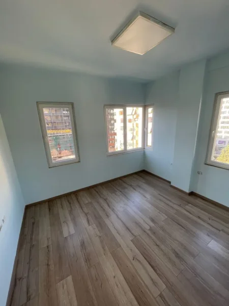 Tirane, shitet 2+1+Ballkon Kati 6, 110 m² 250.000 € (Square 21)
