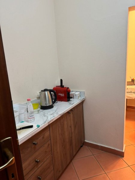 Tirane, jepet me qera apartament 2+1+Aneks+Ballkon Kati 6, 120 m² 650 € (Bulevardi zogu i 1 , prane flori farma)