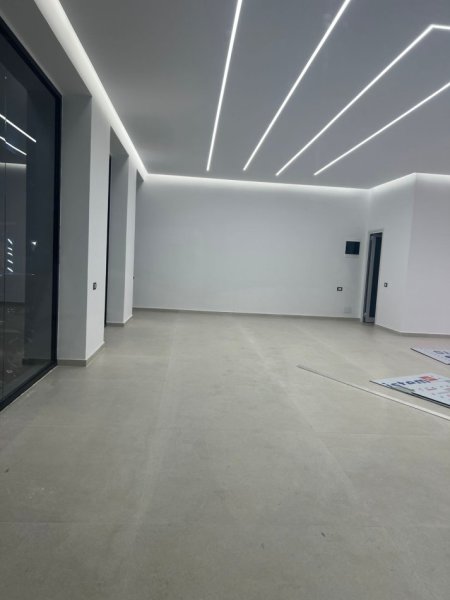 Tirane, jepet me qera ambjent biznesi Kati 0, 90 m² 2.500 € (rruga e kavajes)