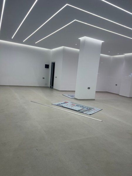 Tirane, jepet me qera ambjent biznesi Kati 0, 90 m² 2.500 € (rruga e kavajes)