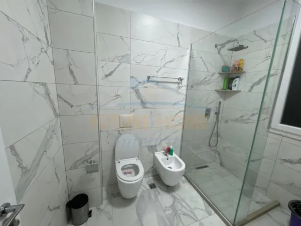 Tirane, shitet apartament 2+1+Ballkon Kati 7, 100 m² 200.000 € (Fusha e Aviacionit)
