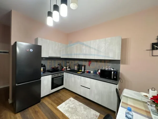 Tirane, shitet apartament 2+1+Ballkon Kati 7, 100 m² 200.000 € (Fusha e Aviacionit)