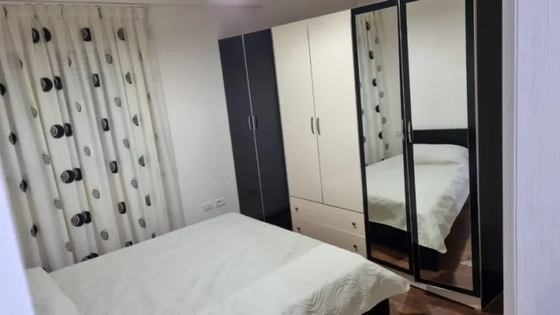 Tirane, jap me qera apartament 1+1+Ballkon Kati 3, 63 m² 650 € (Komuna e Parisit)