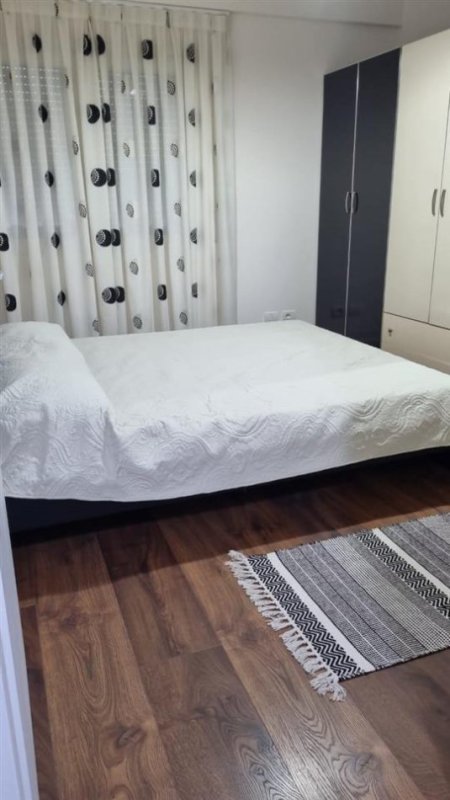 Tirane, jap me qera apartament 1+1+Ballkon Kati 3, 63 m² 650 € (Komuna e Parisit)
