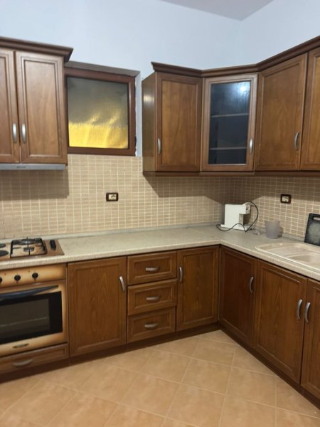 Tirane, jepet me qera shtepi 3+1+Aneks+Ballkon Kati 2, 135 m² 550 € (Stacioni i trenit , ne mes te bulevardit te ri)
