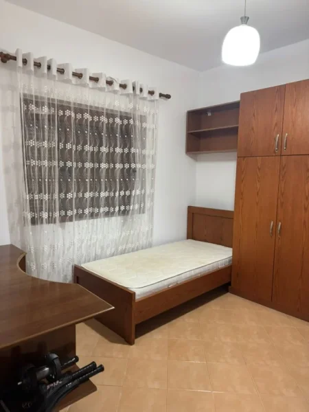 Tirane, jepet me qera shtepi 3+1+Aneks+Ballkon Kati 2, 135 m² 550 € (Stacioni i trenit , ne mes te bulevardit te ri)