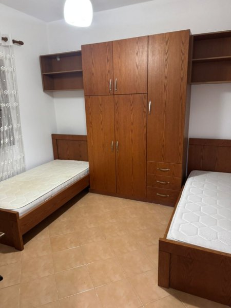 Tirane, jepet me qera shtepi 3+1+Aneks+Ballkon Kati 2, 135 m² 550 € (Stacioni i trenit , ne mes te bulevardit te ri)