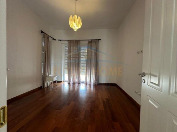 Tirane, jepet me qera Vile 4+1+Ballkon Kati 0, 330 m² 4.800 € (TEG)