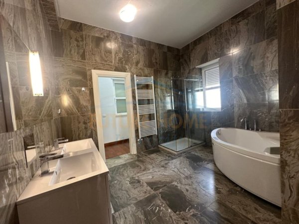 Tirane, jepet me qera Vile 4+1+Ballkon Kati 0, 330 m² 4.800 € (TEG)