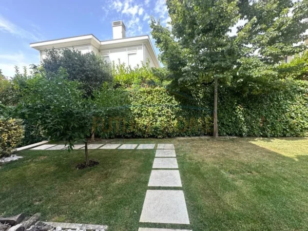 Tirane, jepet me qera Vile 4+1+Ballkon Kati 0, 330 m² 4.800 € (TEG)