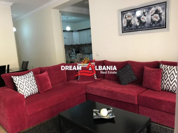 Tirane, jepet me qera apartament 3+1 Kati 4, 140 m² 800 € (him koli)