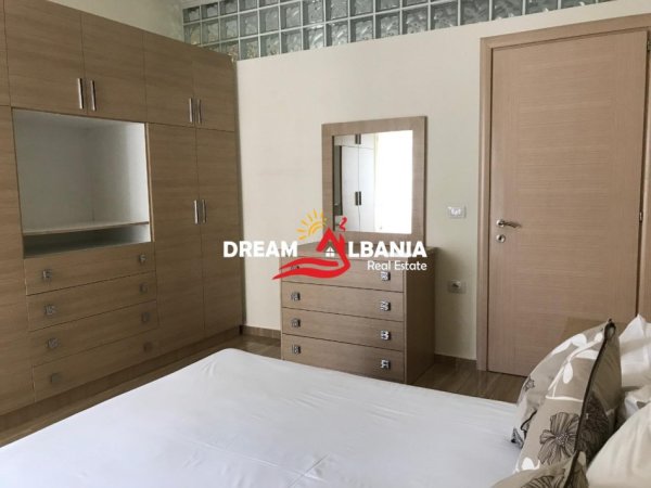 Tirane, jepet me qera apartament 3+1 Kati 4, 140 m² 800 € (him koli)