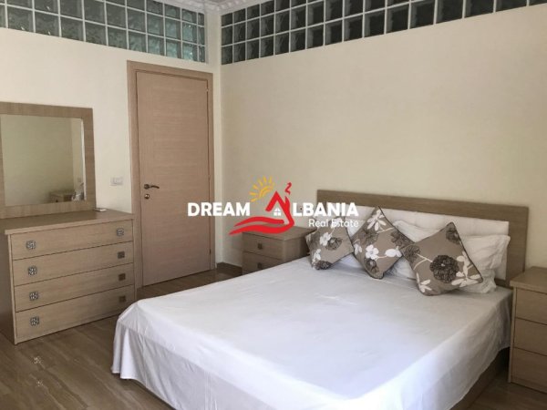 Tirane, jepet me qera apartament 3+1 Kati 4, 140 m² 800 € (him koli)