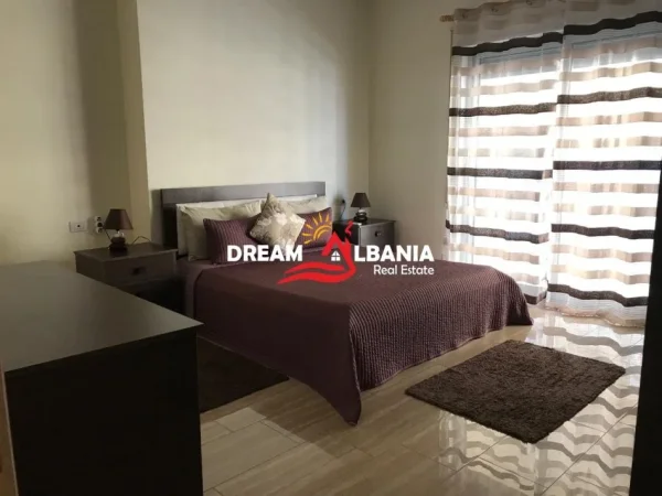 Tirane, jepet me qera apartament 3+1 Kati 4, 140 m² 800 € (him koli)