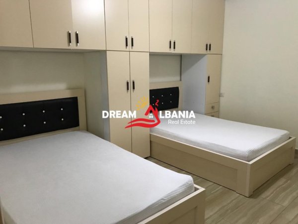 Tirane, jepet me qera apartament 3+1 Kati 4, 140 m² 800 € (him koli)