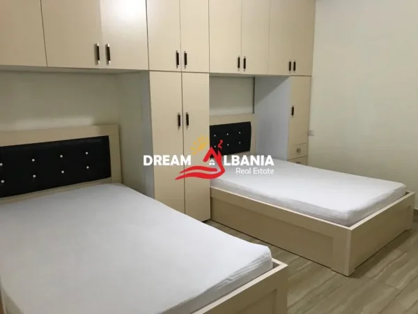 Tirane, jepet me qera apartament 3+1 Kati 4, 140 m² 800 € (him koli)