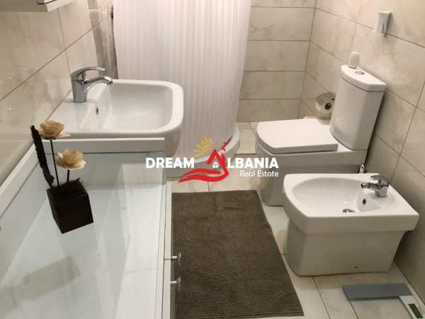 Tirane, jepet me qera apartament 3+1 Kati 4, 140 m² 800 € (him koli)