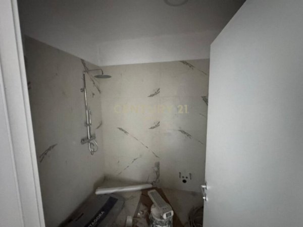 Tirane, jap me qera apartament 2+1+2+POST PARKIMI , 118 m² 1.500 € (Liqeni i Thatë)