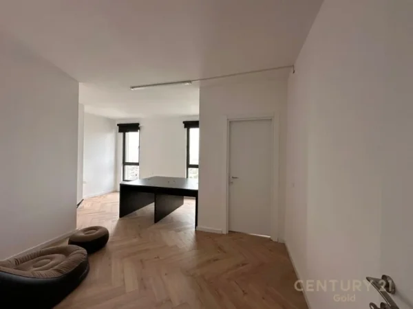 Tirane, jap me qera zyre , 330 m² 3.000 € (Bulevardi i Ri)