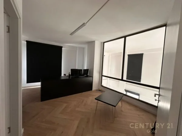 Tirane, jap me qera zyre , 330 m² 3.000 € (Bulevardi i Ri)
