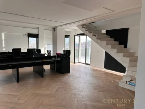 Tirane, jap me qera zyre , 330 m² 3.000 € (Bulevardi i Ri)