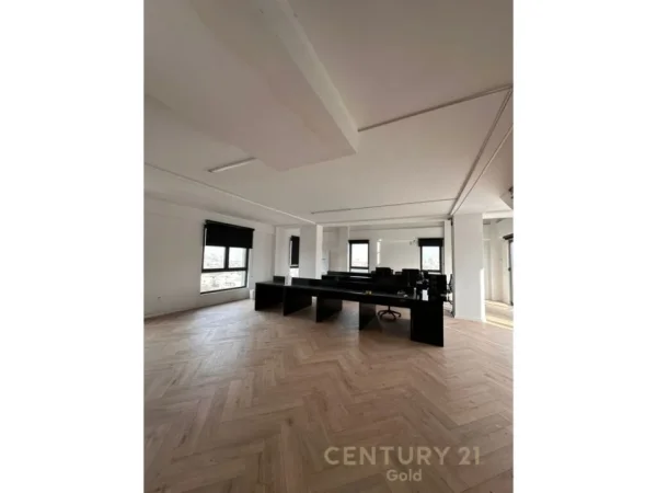 Tirane, jap me qera zyre , 330 m² 3.000 € (Bulevardi i Ri)