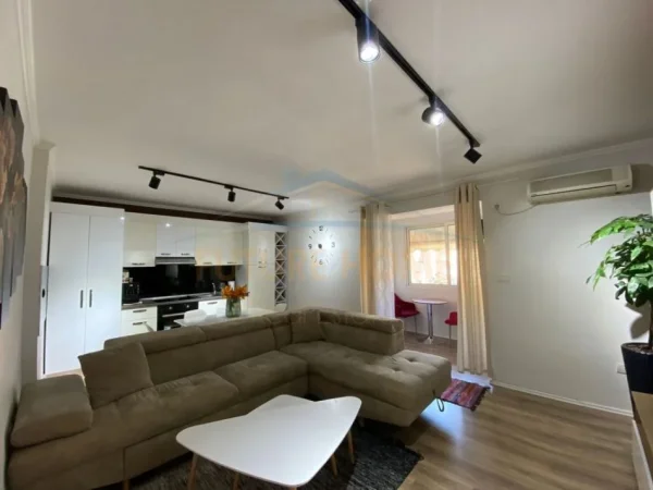 Tirane, jepet me qera apartament 2+1+Aneks+Ballkon Kati 4, 87 m² 700 € (blloku)
