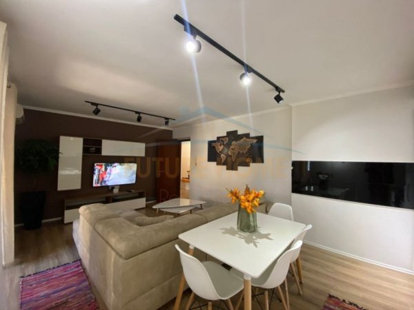 Tirane, jepet me qera apartament 2+1+Aneks+Ballkon Kati 4, 87 m² 700 € (blloku)