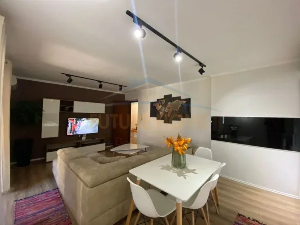 Tirane, jepet me qera apartament 2+1+Aneks+Ballkon Kati 4, 87 m² 700 € (blloku)