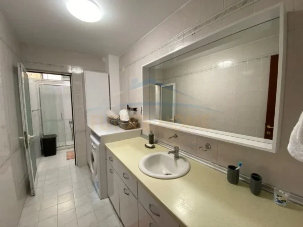 Tirane, jepet me qera apartament 2+1+Aneks+Ballkon Kati 4, 87 m² 700 € (blloku)