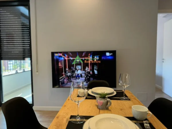 Tirane, jepet me qera apartament 1+1+Ballkon+post parkimi Kati 6, 56 m² 65 000 Leke (Stacioni i Trenit)