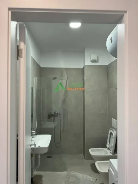 Tirane, jepet me qera apartament 1+1+Ballkon+post parkimi Kati 6, 56 m² 65 000 Leke (Stacioni i Trenit)