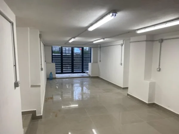 Tirane, shes magazine Kati 0, 180 m² 200.000 € (Ish Stacioni Trenit)