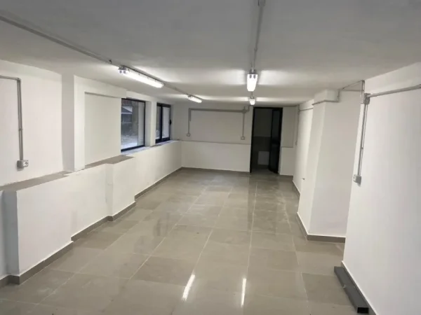 Tirane, shes magazine Kati 0, 180 m² 200.000 € (Ish Stacioni Trenit)