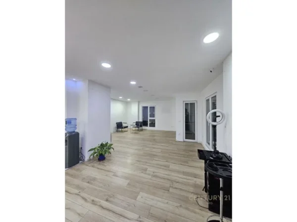 Tirane, jap me qera ambjent biznesi , 170 m² 2.300 € (Rruga e Elbasanit)