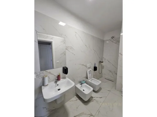 Tirane, jap me qera ambjent biznesi , 170 m² 2.300 € (Rruga e Elbasanit)