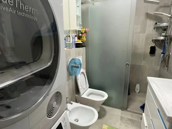 Tirane, shes apartament 1+1+Ballkon Kati 5, 75 m² 145.000 € (rruga kongresi i manastirit)