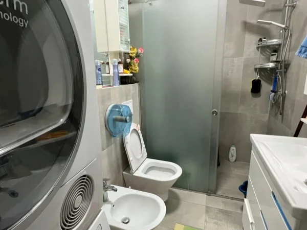 Tirane, shes apartament 1+1+Ballkon Kati 5, 75 m² 145.000 € (rruga kongresi i manastirit)