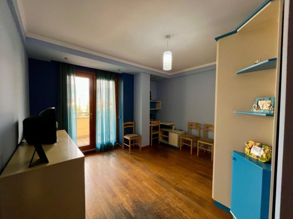 Tirane, jap me qera apartament 3+1+Aneks+Ballkon Kati 5, 160 m² 1.000 € (Rruga e Elbasanit)