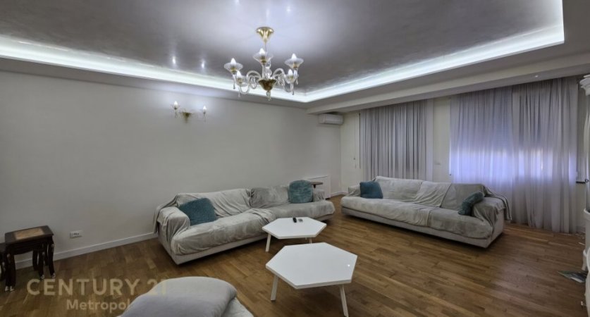 Durres, shitet 4+1 Kati 4, 205 m² 320.000 € (Mali I Robit)