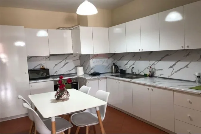 Tirane, jepet me qera 2+1 Kati 7, 82 m² 750 € (Rruga Sami Frasheri)