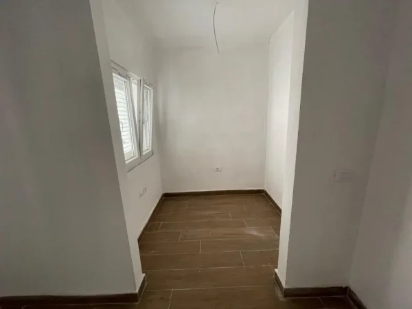 Tirane, shitet apartament 1+1+Ballkon Kati 4, 70 m² 119.374 € (Selit)