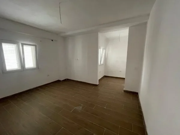 Tirane, shitet apartament 1+1+Ballkon Kati 4, 70 m² 119.374 € (Selit)